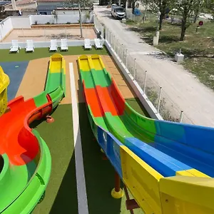https://camping-les-peupliers.fr-provencehotel.com